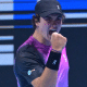 João Fonseca celebrando ponto em vitória pelo Next Gen ATP Finals (Foto: Tennis TV), Australian Open, Felipe Meligeni, thiago monteiro
