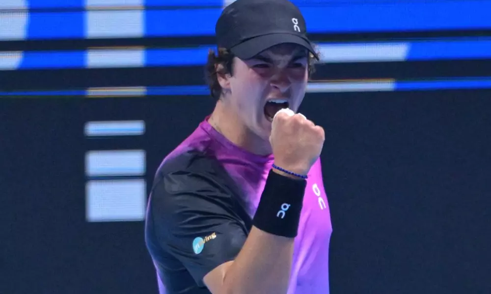 João Fonseca celebrando ponto em vitória pelo Next Gen ATP Finals (Foto: Tennis TV), Australian Open, Felipe Meligeni, thiago monteiro