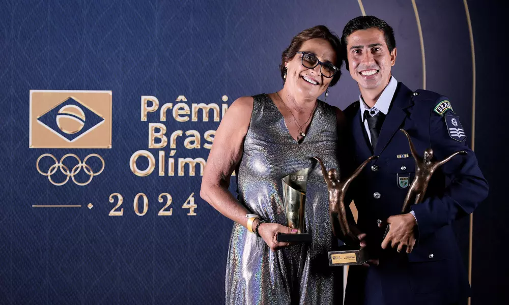 Gianetti Sena Bonfim e Caio Bonfim posam para foto com troféus do Prêmio Brasil Olímpico