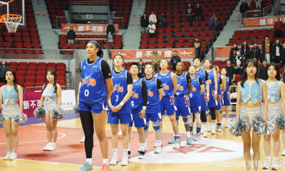 Kamilla Cardoso alinhada com equipe do Shanghai Swordfish antes de jogo da WCBA