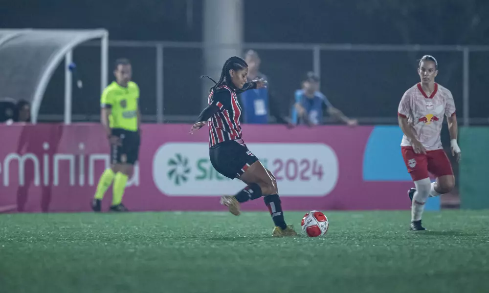 Jogadora do São Paulo cobra pênalti em jogo da Copinha Feminina