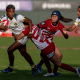 Yasmin Soares corre com a bola em jogo das Yaras no SVNS Series