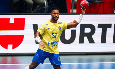 Vinicius Pandda passa a bola no jogo entre Brasil e Chile no Mundial de handebol masculino