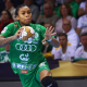 Bruna de Paula carrega a bola em jogo do Gyori na Champions League de handebol feminino