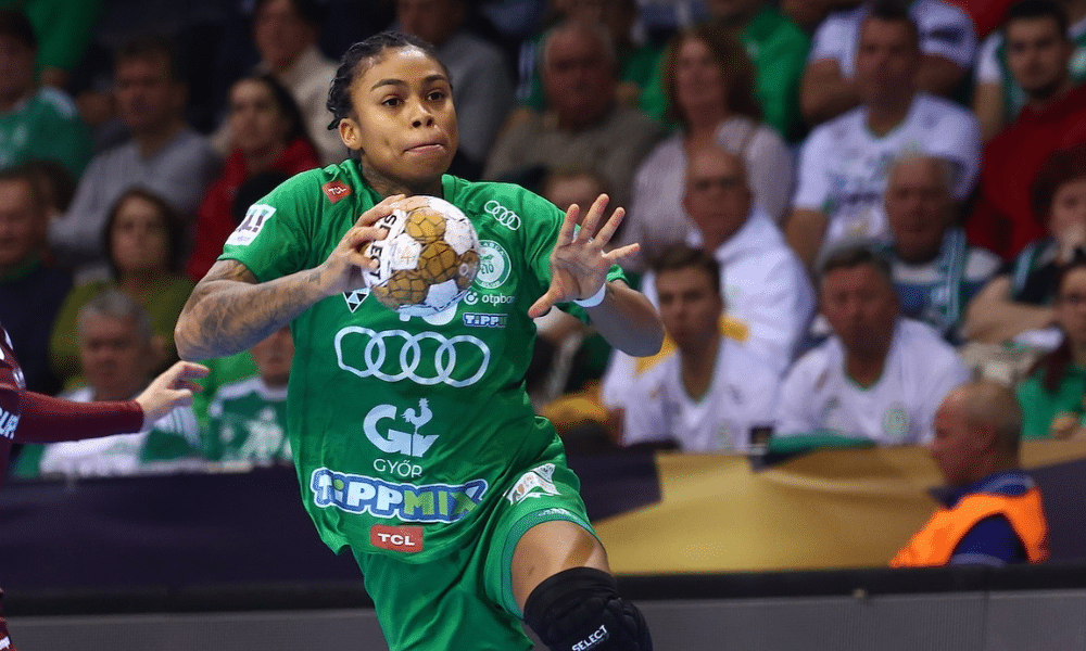 Bruna de Paula carrega a bola em jogo do Gyori na Champions League de handebol feminino