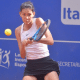Júlia Konishi jogando tênis