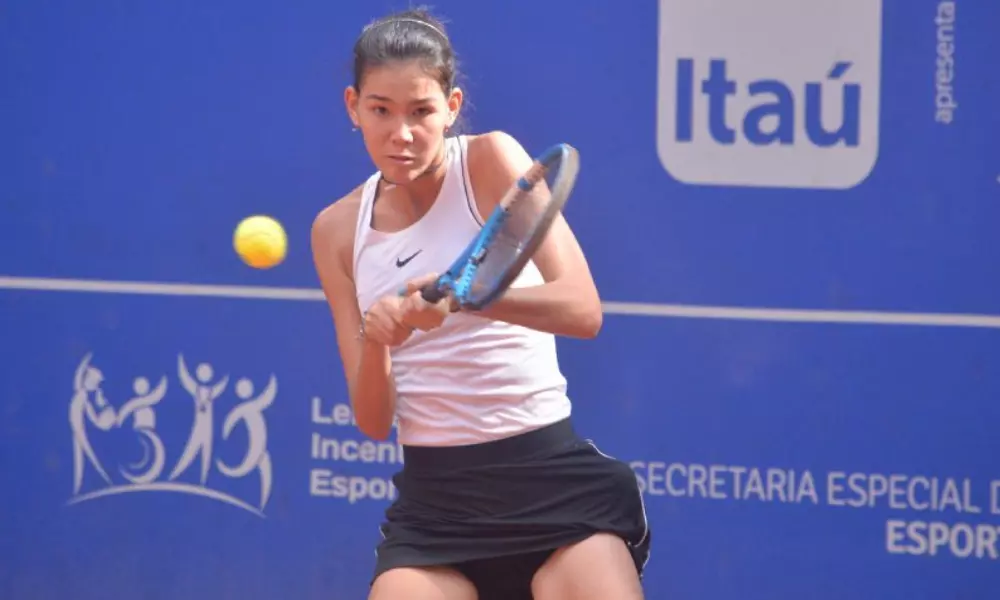 Júlia Konishi jogando tênis
