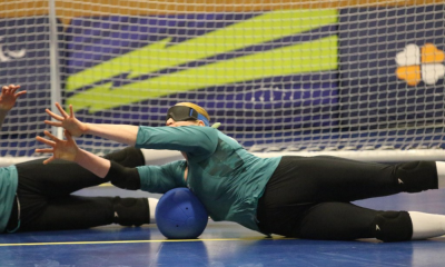 Na posição de pivô, Gaby joga o corpo por cima da bola em movimento de defesa durante treino. Foto: .