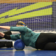Na posição de pivô, Gaby joga o corpo por cima da bola em movimento de defesa durante treino. Foto: .
