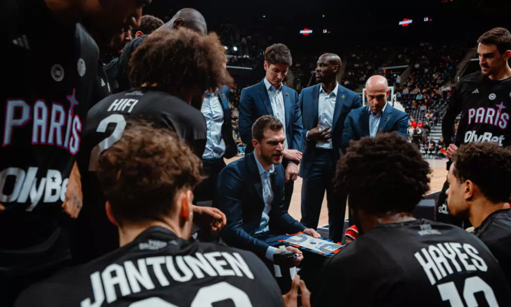 Tiago Splitter no Paris Basketball em partida da Euroliga