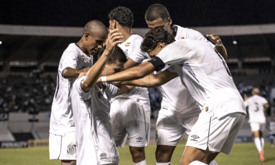 Jogadores do Santos comemorando um gol na Copinha