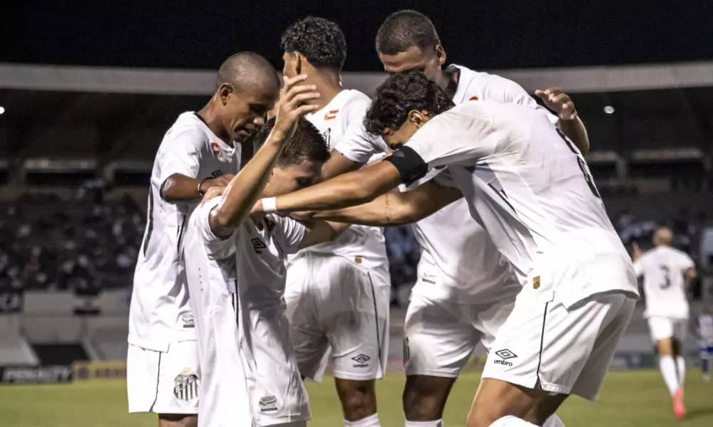 Jogadores do Santos comemorando um gol na Copinha