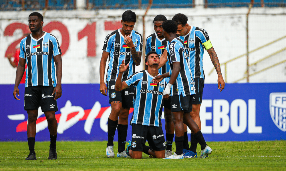 Jogadores do Grêmio no jogo contra o Porto Vitória pela Copinha