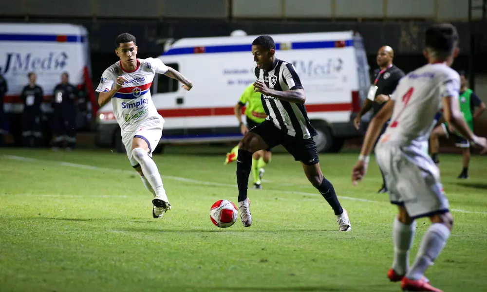 Jogador do Botafogo conduz a bola em jogo da Copinha. Cariocas enfrentam Floresta CE no domingo Copinha rodada