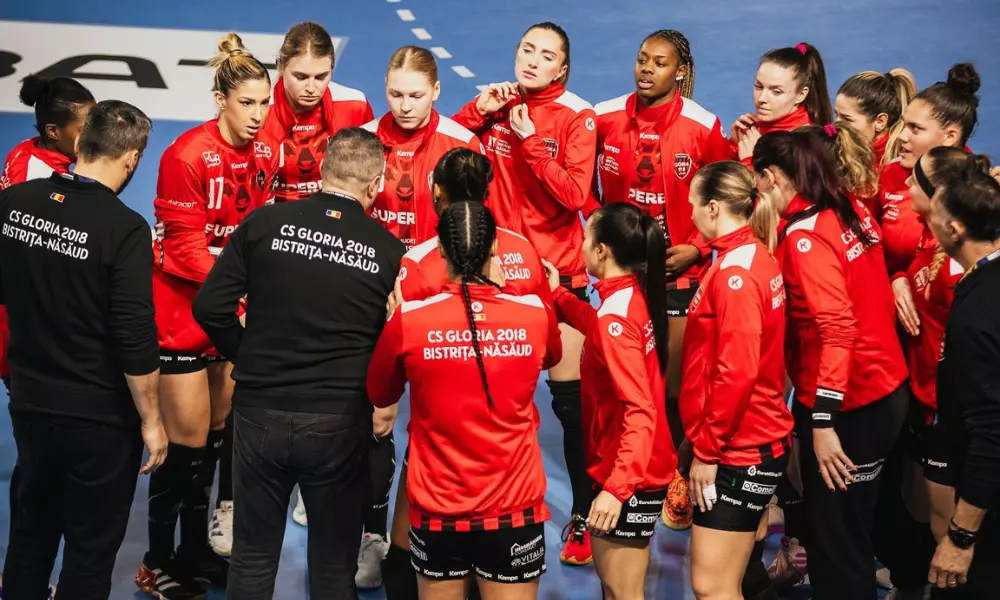 Tamires, Renata Arruda e colegas comemoram vitória do Glória na Champions League de handebol