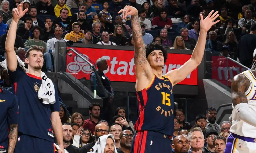 Gui Santos comemora cesta do Golden State Warriors no jogo contra o Los Angeles Lakers na NBA