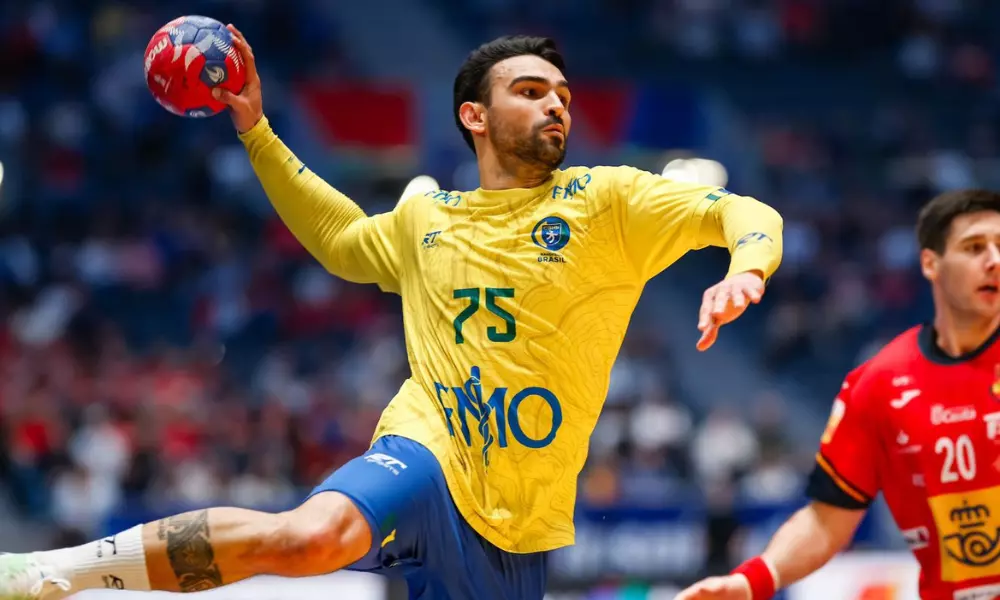 Denys Alessandro no jogo entre Brasil e Dinamarca no Mundial de handebol masculino