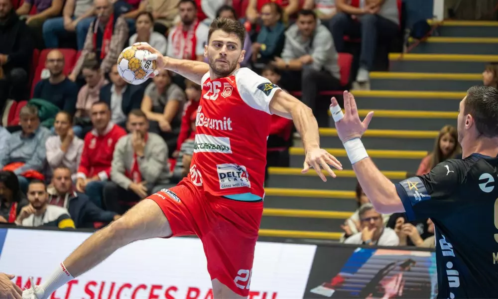 Haniel Langaro em jogo do Dinamo Bucareste na Champions League de handebol