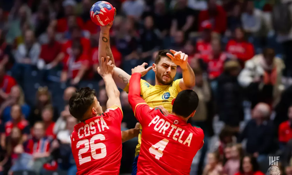 Haniel Langaro em jogada de ataque em partida do Mundial de handebol masculino
