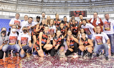 Ituano Basquete - atletas posam para foto com o troféu da LBF de 2021