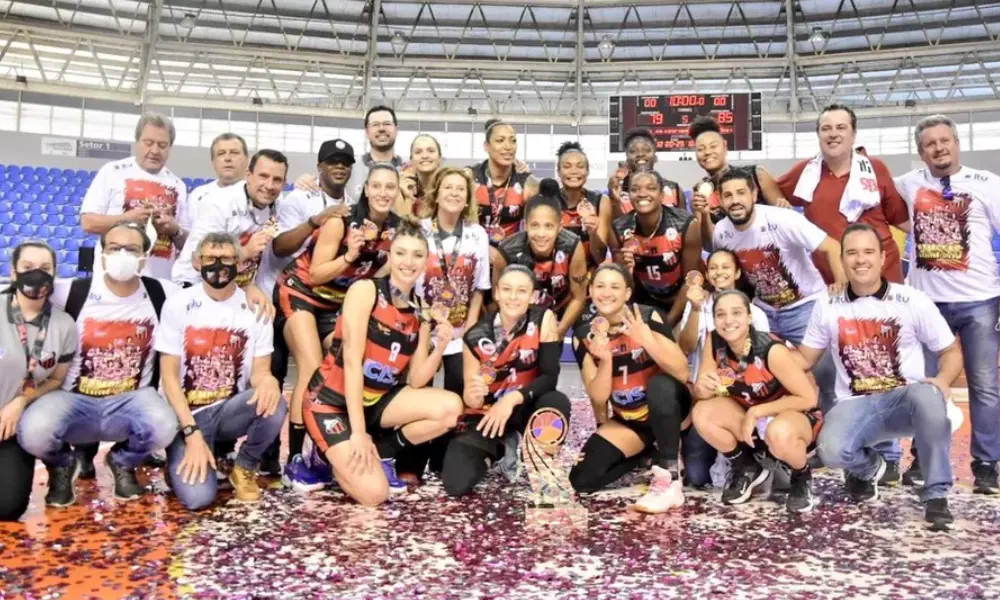 Ituano Basquete - atletas posam para foto com o troféu da LBF de 2021
