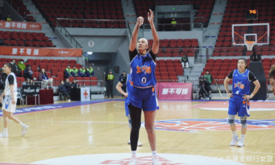 Kamilla Cardoso arremessa lance livre em jogo do Shanghai Swordfish na Liga Chinesa de basquete feminino