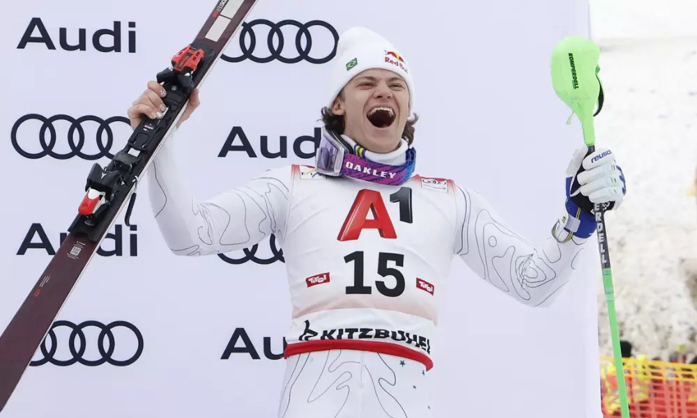 Lucas Pinheiro Braathen no pódio da Copa do Mundo de esqui alpino em Kitzbühel