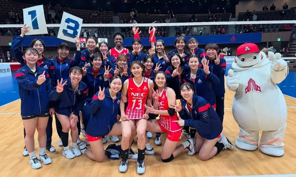 Jogadoras do NED Red Rockets Kawasaki comemoram vitória na Liga Japonesa