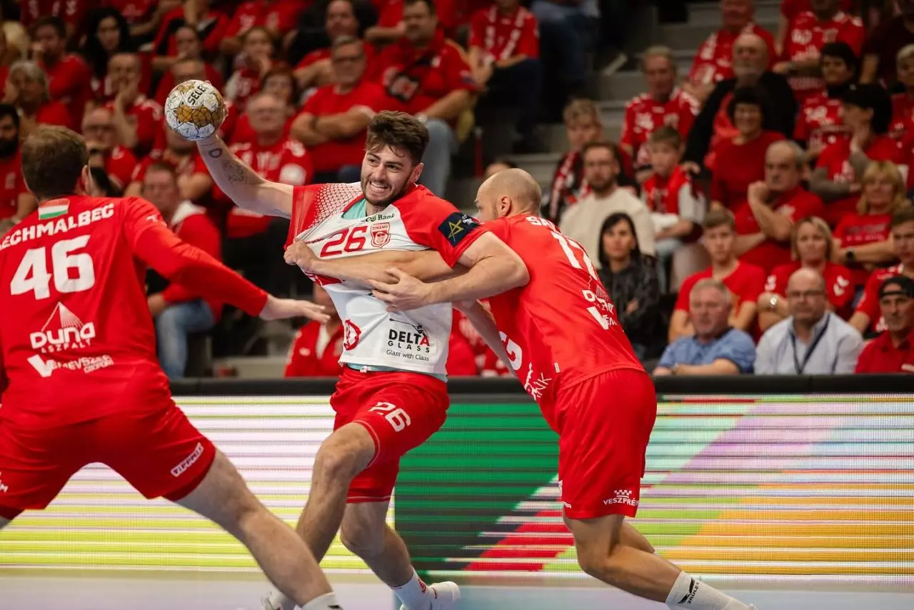 Haniel Langaro em jogo do Dinamo Bucareste na Liga Romena de handebol
