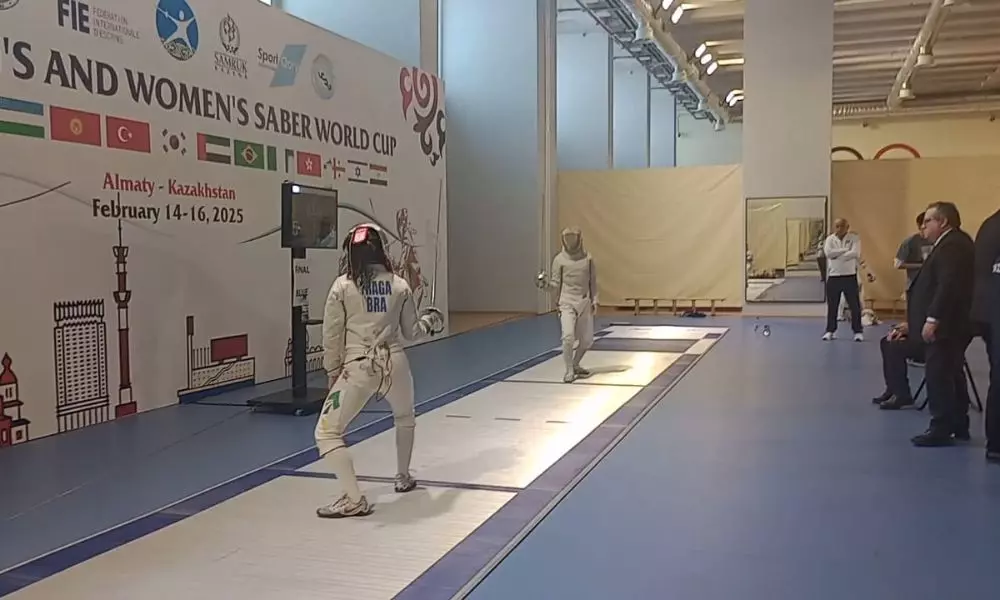 Ana Beatriz Fraga em ação na Copa do Mundo júnior de sabre em Almaty