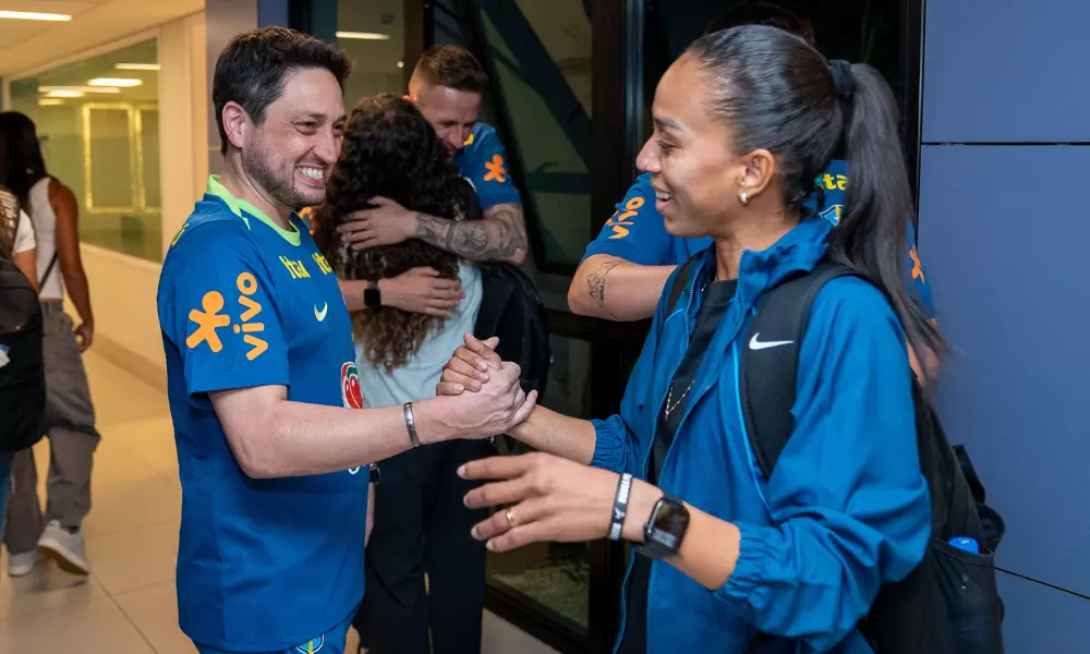 Arthur Elias e Adriana na apresentação da Seleção Feminina