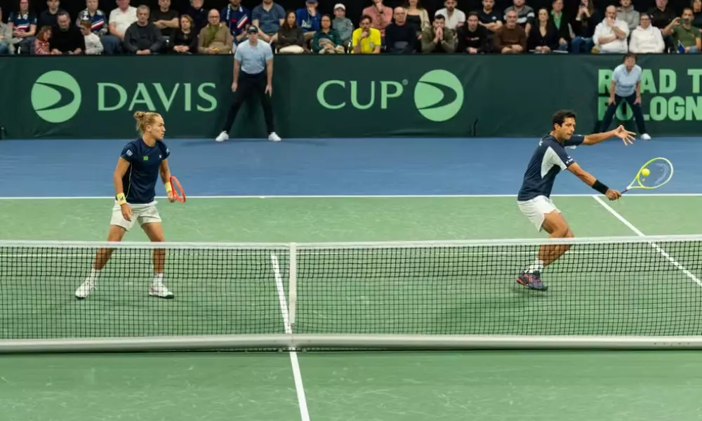Rafael Matos e Marcelo Melo em ação contra a França pela Copa Davis — Foto: André Gemmer/Green Filmes
