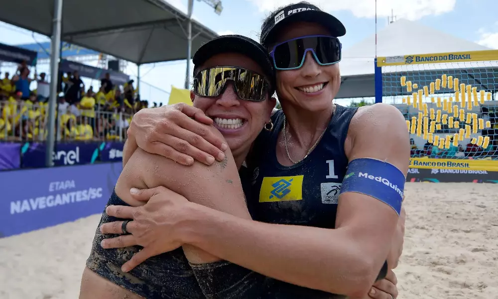 Carol e Rebecca / George e Saymon