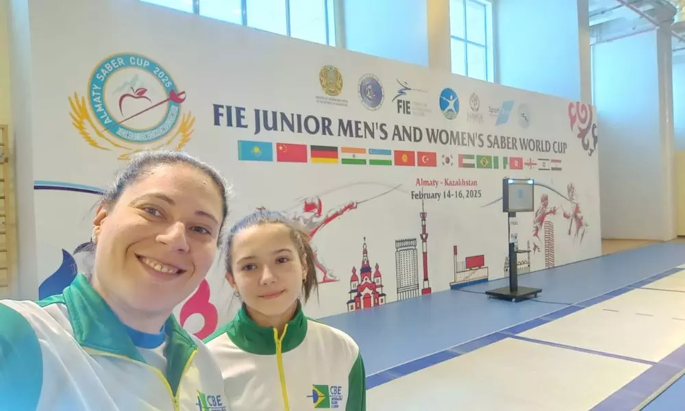 A técnica Carolina Anzolin e Ana Beatriz Braga comemoram o bom resultado conquistado em Almaty (Arquivo pessoal)