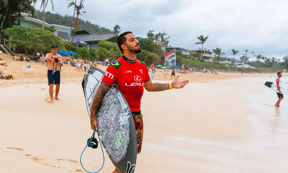 Filipe Toledo está de olho na previsão das ondas para saber quando a etapa de Pipeline da WSL vai recomeçar