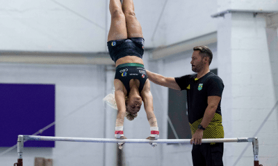 Lorrane Oliveira treinando nas barras assimétricas no CT do Time Brasil