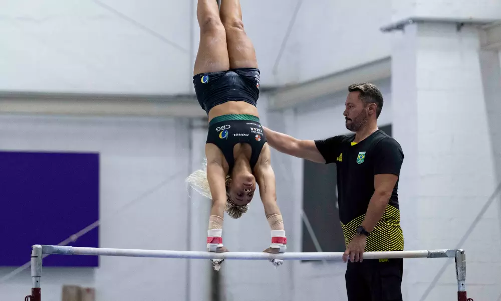 Lorrane Oliveira treinando nas barras assimétricas no CT do Time Brasil