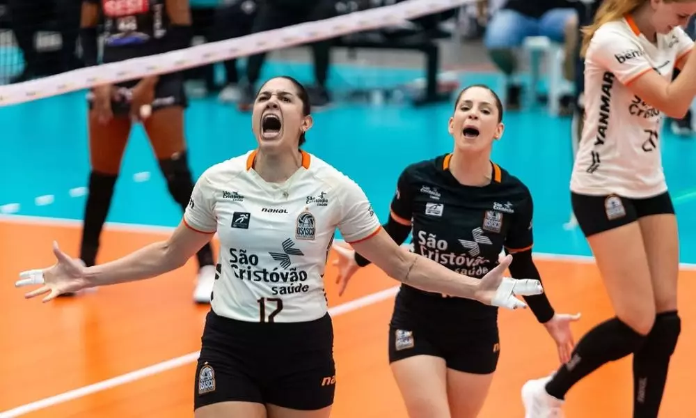 Natália e Camila Brait vibram com o título do Osasco na Copa Brasil de vôlei feminino