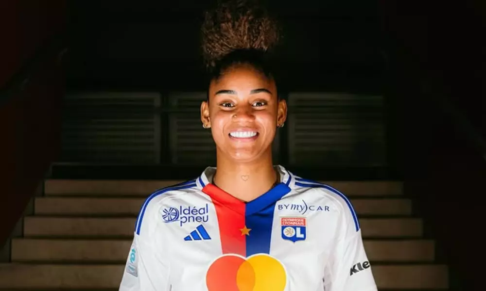 Tarciane Lima com a camisa do Lyon