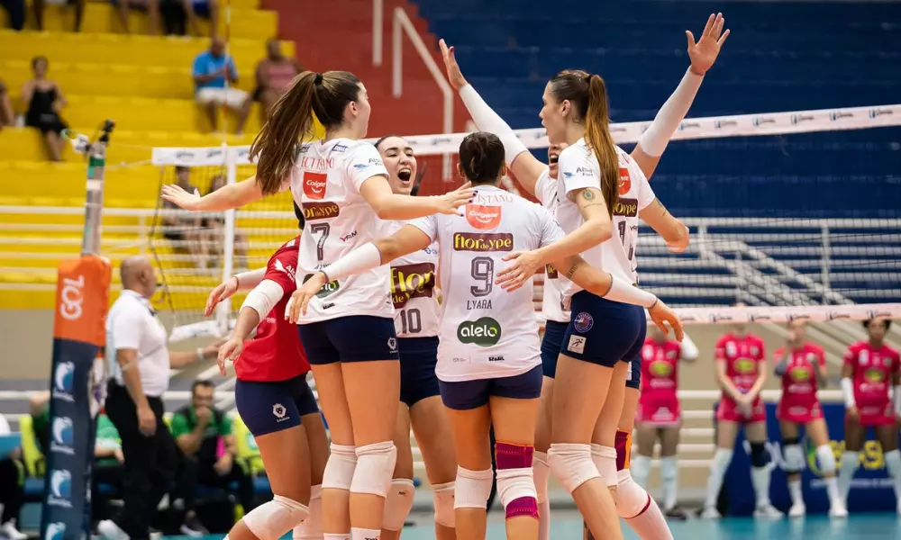 Jogadoras do Barueri comemoram ponto contra Maringá na Superliga Feminina de vôlei