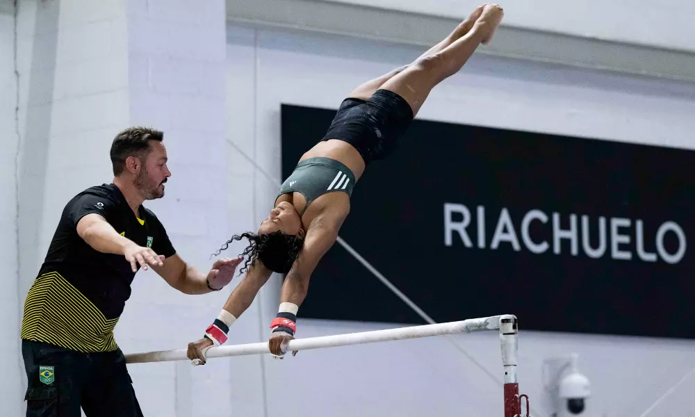 Chico Porath treinando Rebeca Andrade em camp da seleção brasileira de ginástica artística