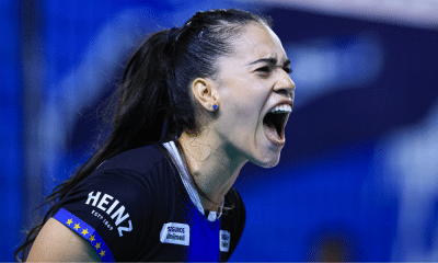 Carol Grossi, do Pinheiros, comemora ponto contra o Brasília na Superliga Feminina