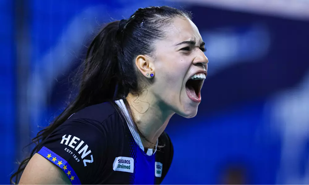 Carol Grossi, do Pinheiros, comemora ponto contra o Brasília na Superliga Feminina