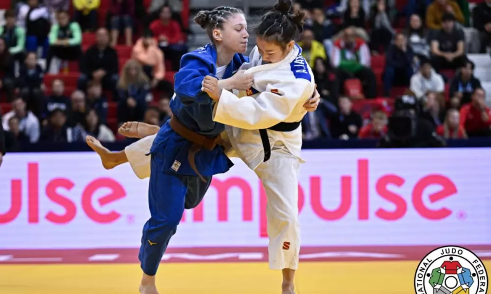 Bicampeã mundial cadete, Clarice Ribeiro (de azul) vai estrear em competições internacionais sênior, em Varsóvia. Foto: Tamara Kulumbegashvili/IJF