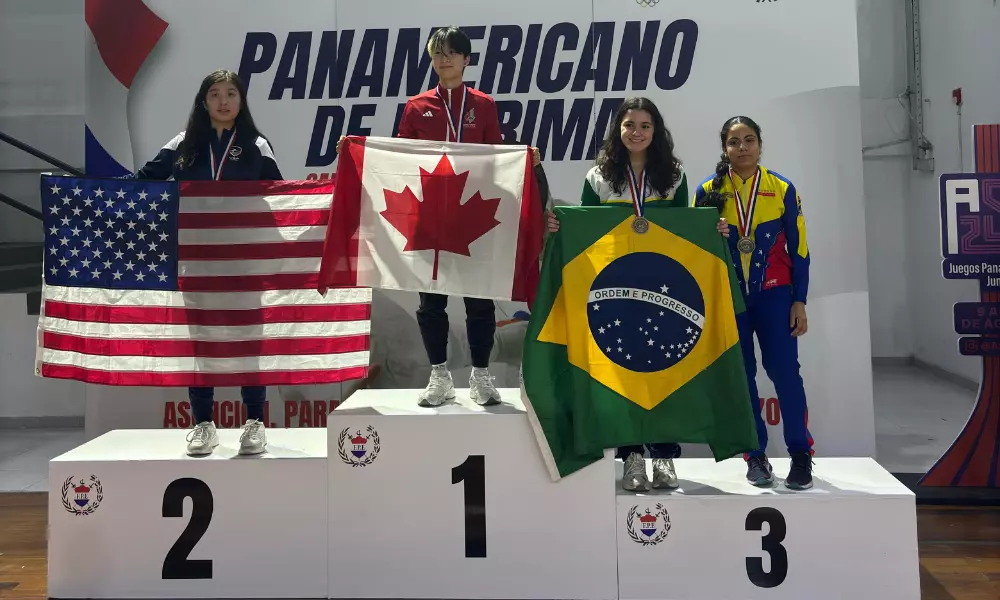 Lívia Burberry no pódio do Pan-Americano cadete e juvenil de esgrima