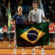 Marcelo Melo e Rafael Matos posam para foto com bandeira do Brasil e troféu do Rio Open