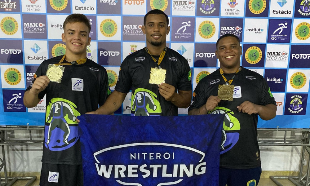 Arthur Estêvão (sub 15 - livre - 75 kg) e Kauan Gomes (sub 23 - greco-romano - 87 kg) ganharam o ouro; à direita, Thalyson Macedo ficou com o bronze (sub 23 - greco-romano - 97 kg) Foto: Niterói Wrestling