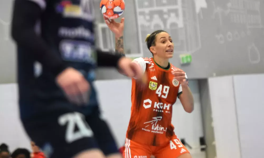 Pati Matielli em jogo do Zagleibe Lubin na Liga Polonesa de handebol