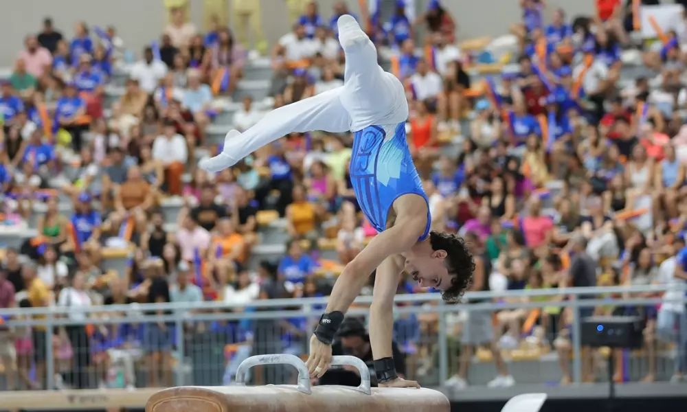 Vitaliy Guimarães irá competir pelo Brasil. Na foto, o atleta se apresenta no cavalo com alças