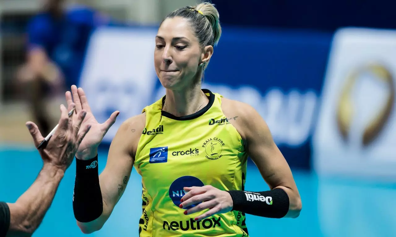 Carol Gattaz, Praia Clube, Sul-Americano de Clubes, vôlei feminino, minas